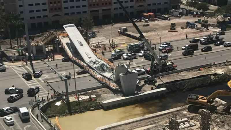 В Майами рухнула строящаяся конструкция моста