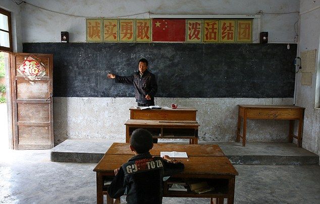 54-летний учитель Сюй Цзэфэн продолжает преподавать в школе с одним учеником (7 фото)