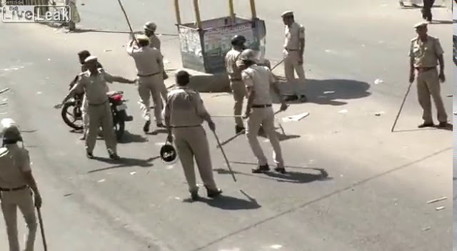 В Индии копы лечат протестующих палками