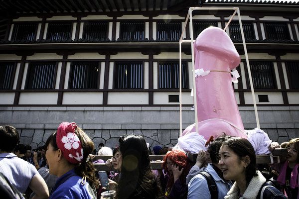 В Японии весело и задорно прошел Фестиваль железных пенисов (9 фото)