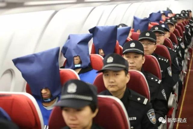Китайская полиция сопровождает особо опасных Тайваньских мошенников в телефонном бизнесе