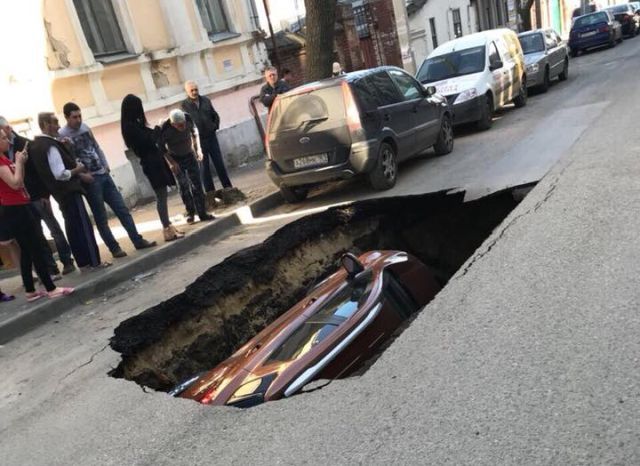 Ростов-на-Дону машина провалилась в образовавшуюся яму