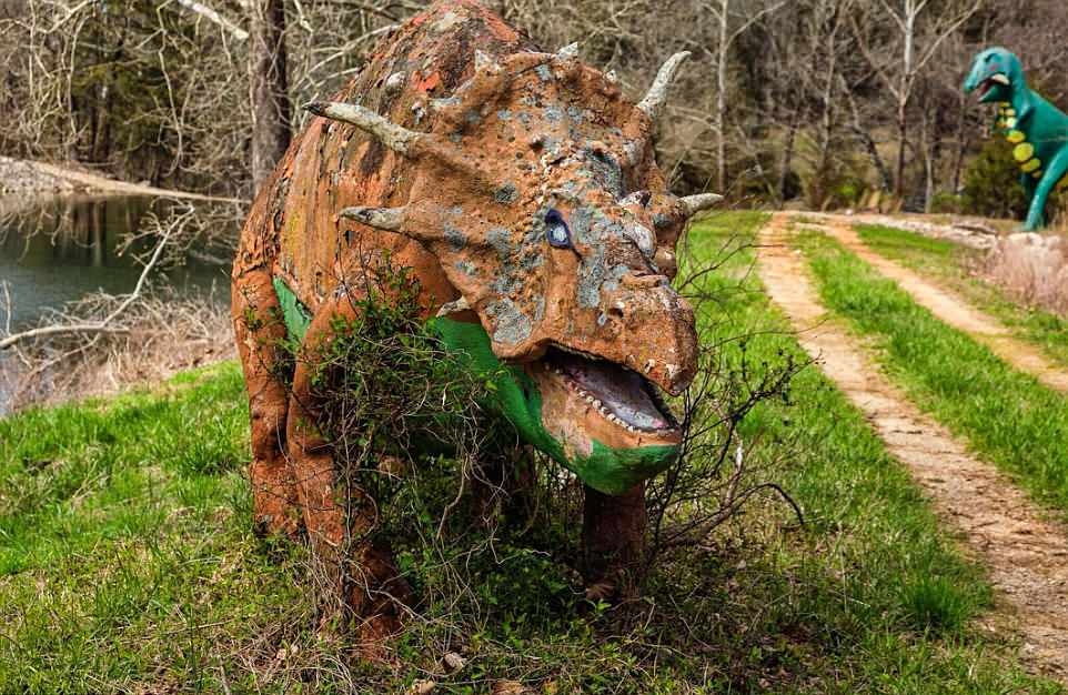 «Мир динозавров» заброшенный тематический парк развлечений в Арканзасе (12 фото)