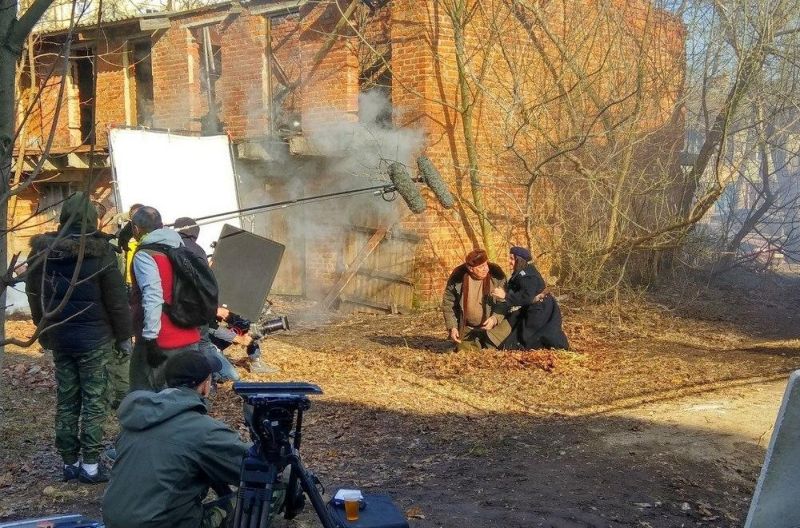 Разбитые Смоленские дороги и улицы послужили декорацией для съемок разрушенного войной города