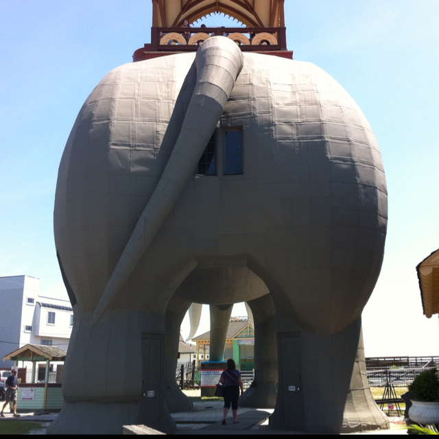 Слон Люси (Lucy The Elephant) у побережья в городке Маргейт-Сити