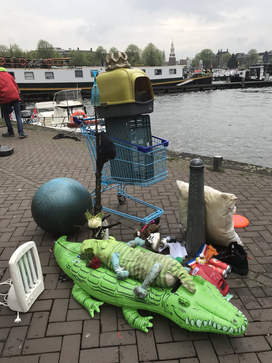 Koningsvissen 2018, в Амстердаме из речных каналов собирают пластик и мусор после фестиваля Koningsdag 2018 (День Короля)