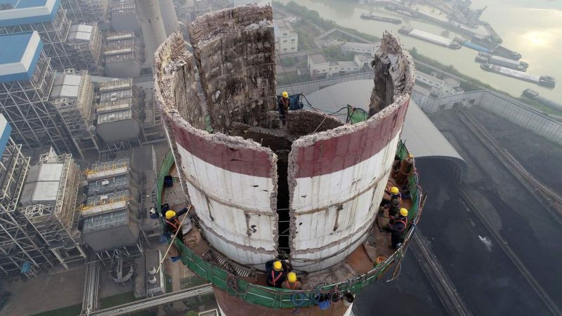 Китайские рабочие разбирают 180-метровую дымовую трубу