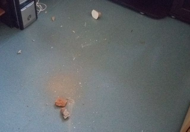 Привет от строителей из 80-х - 4 сквозных дыры в потолке