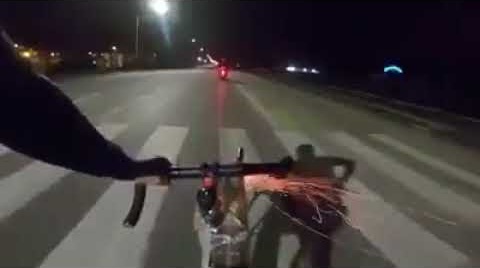 Испанский велосипедист расстрелял байкеров петардами