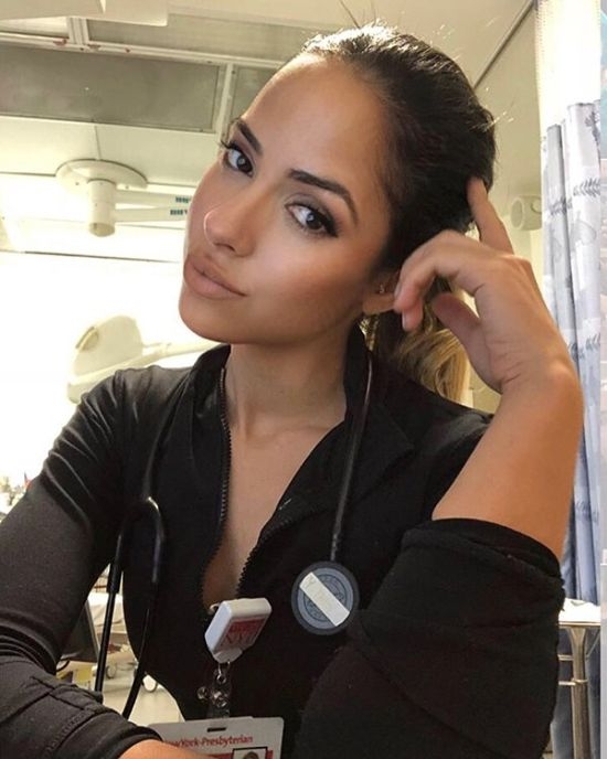 Симпатичная Медсестра выкладывает свои фото в сеть