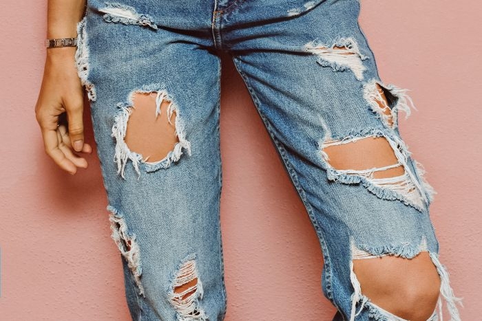 Мода на Дырявые джинсы если их носить в солнечные дни