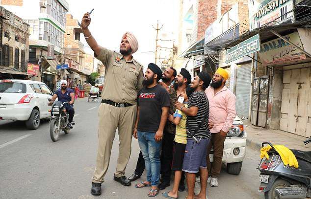 Самый высокий полицейский из Индии (13 фото)