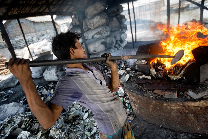 Рабочие алюминиевого завода в Бангладеш (15 фото)