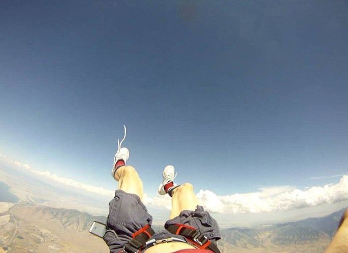 Пацан посеял свой iPhone во время первого прыжка с парашютом (5 фото)