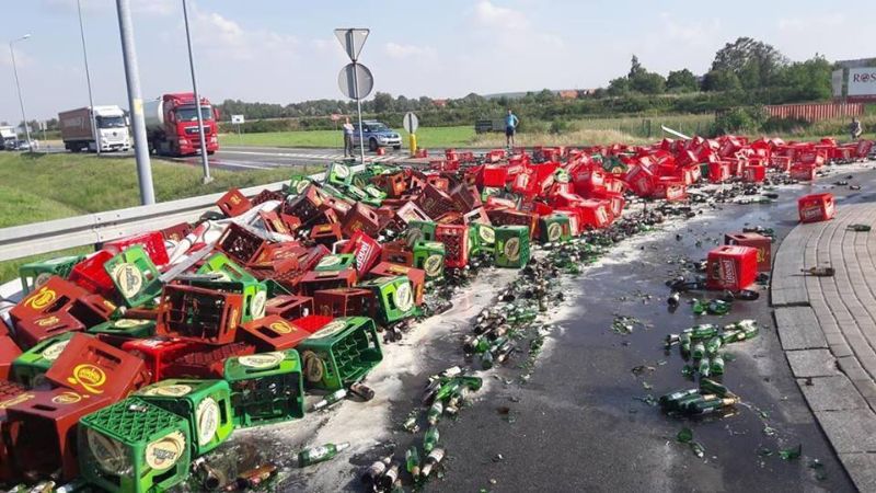 В Польше на дорогу выпало сотни бутылок пива