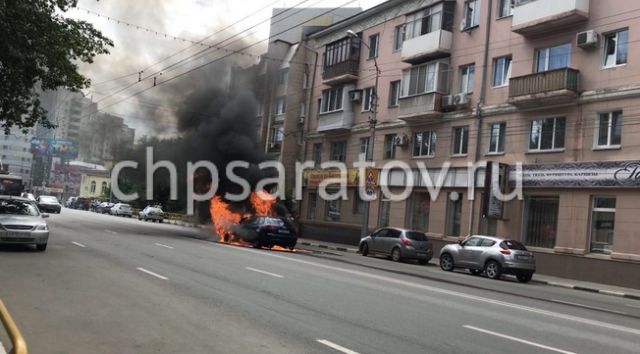 Audi полностью сгорел после наезда на люк (7 фото)