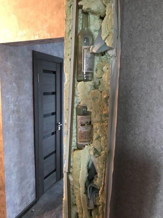 Делая ремонт хозяева квартиры нашли в стене бутылки водки (2 фото)