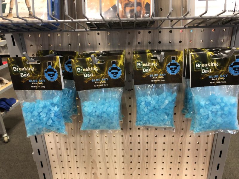 В американских магазинах продают голубой "конфетный мет" с Уолтером Уайтом на упаковке (3 фото)