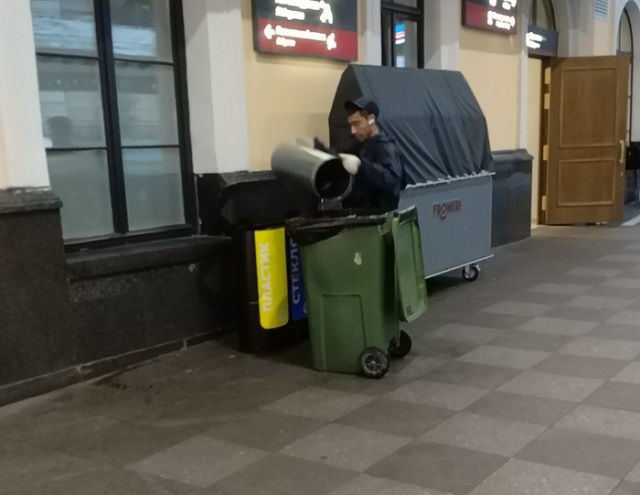Раздельный сбор мусора в Санкт-Петербурге пошел не по плану (2 фото)