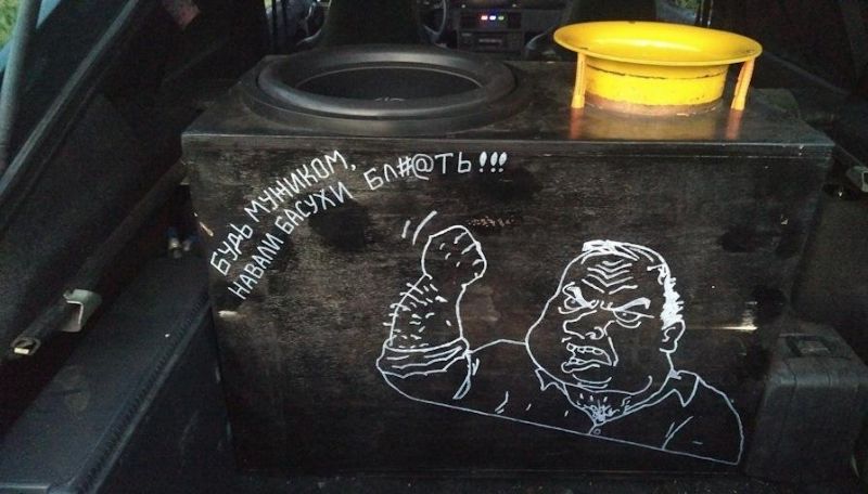 Как изуродовать свою тачку, мода на басы и громкую музыку (25 фото)