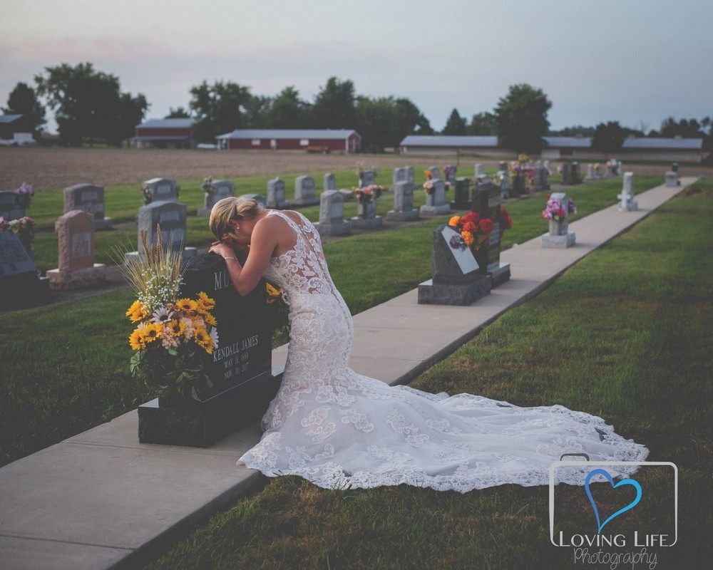 Душераздирающие кадры: невеста плачет на могиле жениха (12 фото)