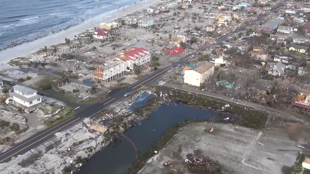 Флорида побережье Мексиканского Залива, после "урагана Майкл" пляж выглядит полностью разрушенным 11 октября 2018 год