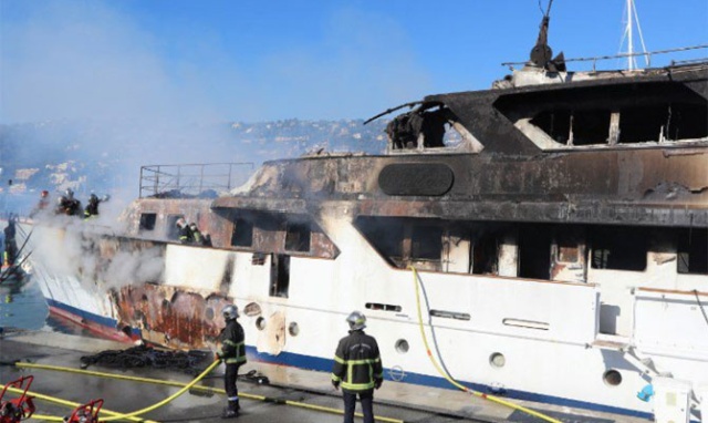 Сгоревшая яхта Lalibela (6 фото)