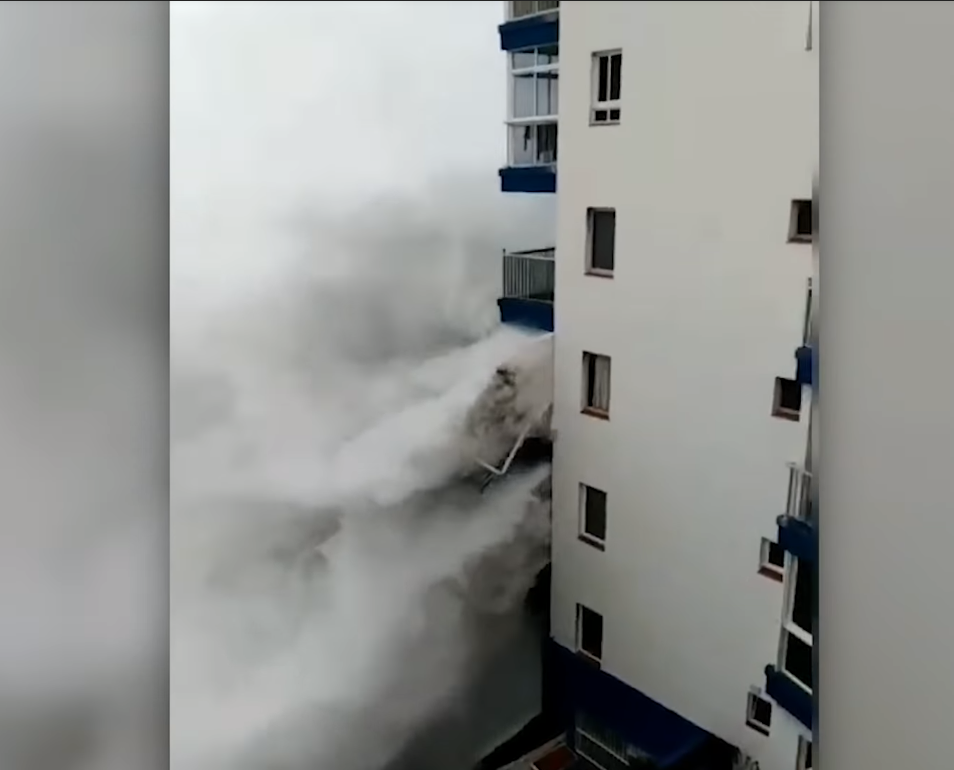 Волны обрушились на Испанский город Тенерифе и смыли балконы жилого дома!