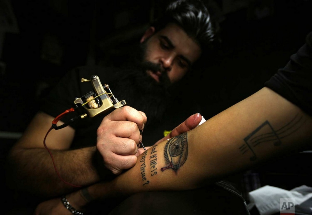 Иракцы делают татуировки, чтобы прикрыть шрамы войны