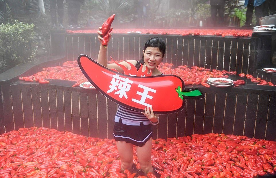 20-летняя Китаянка съела 20 перцев и победила