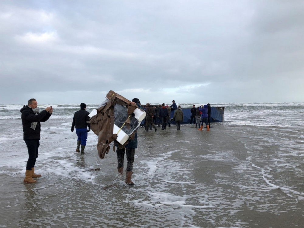 Инцидент в Нидерландах - Контейнеры вынесло на берег