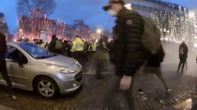 Полиция Парижа атакует протестующих в желтых жилетах