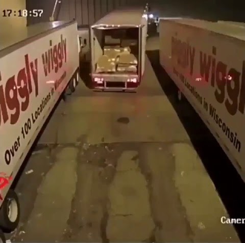 Дальнобойщик пытается припарковать свой грузовик