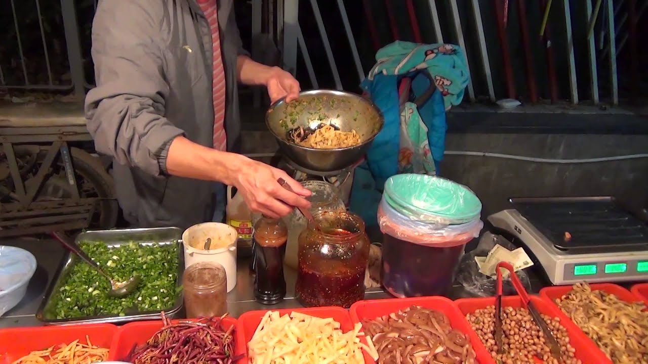 Китайская уличная еда вечером нового дня - Жизнь в Китае