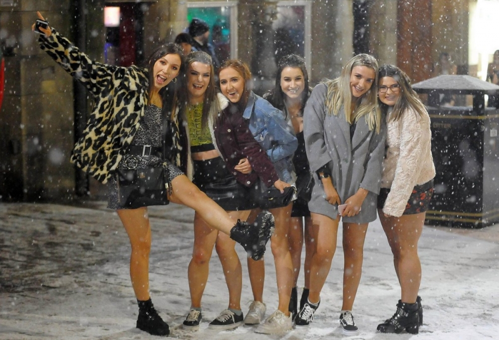 Британская молодежь празднует начало Февраля 2019 в легкой одежде
