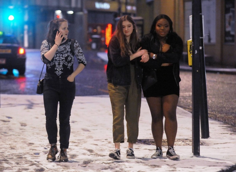 Британская молодежь празднует начало Февраля 2019 в легкой одежде