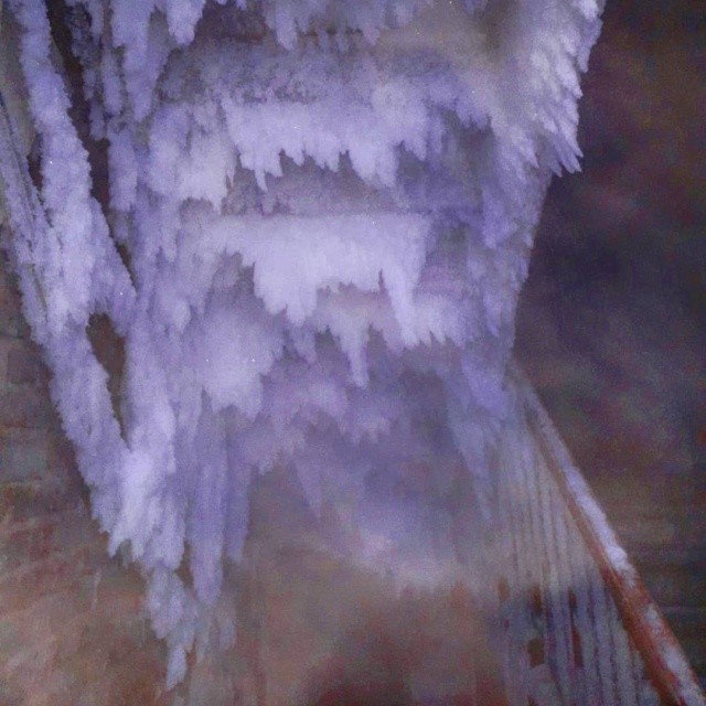 Ледяная пещера в жилом доме Омска (3 фото)