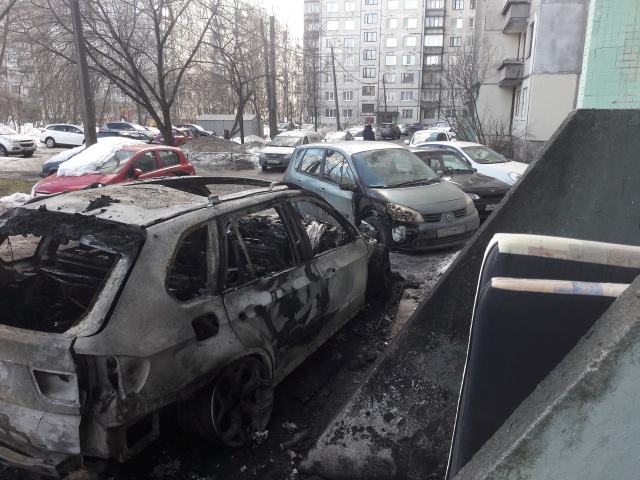 В Санкт-Петербурге сожгли BMW у подъезда