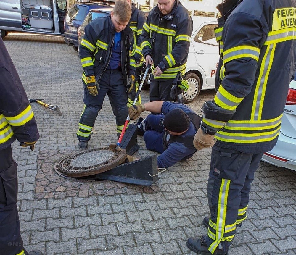 10 немецких пожарных спасали толстую крысу, застрявшую в канализационном люке