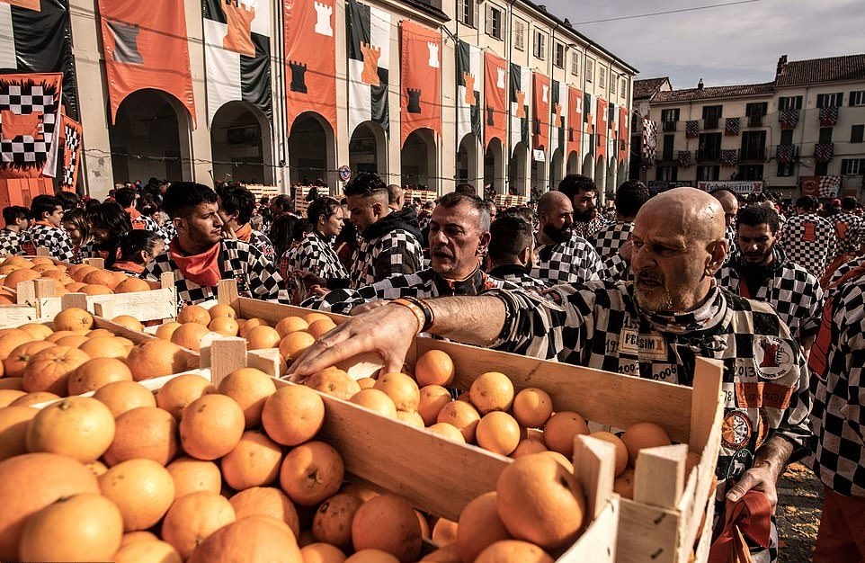 Многовековая битва апельсинами в Италии (17 фото)