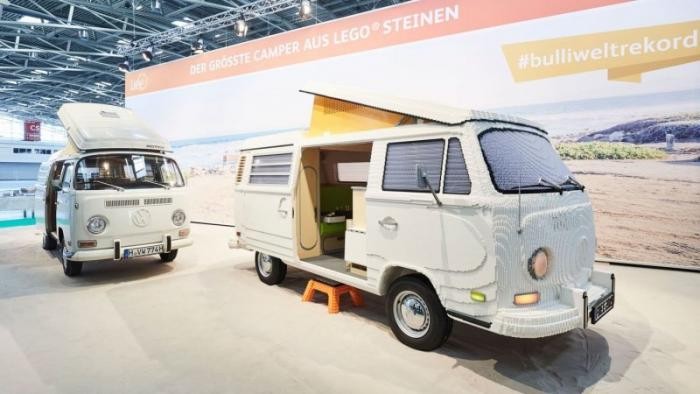 Полноразмерный кемпер Volkswagen T2 из кубиков Lego