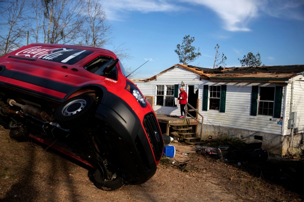 Последствия смертоносного торнадо в штате Алабама (35 фото)
