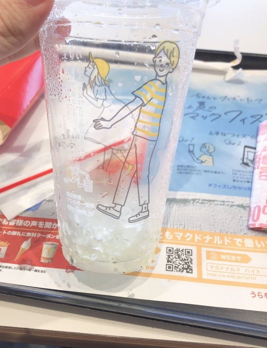 Стаканчик в Японском McDonalds (2 фото)