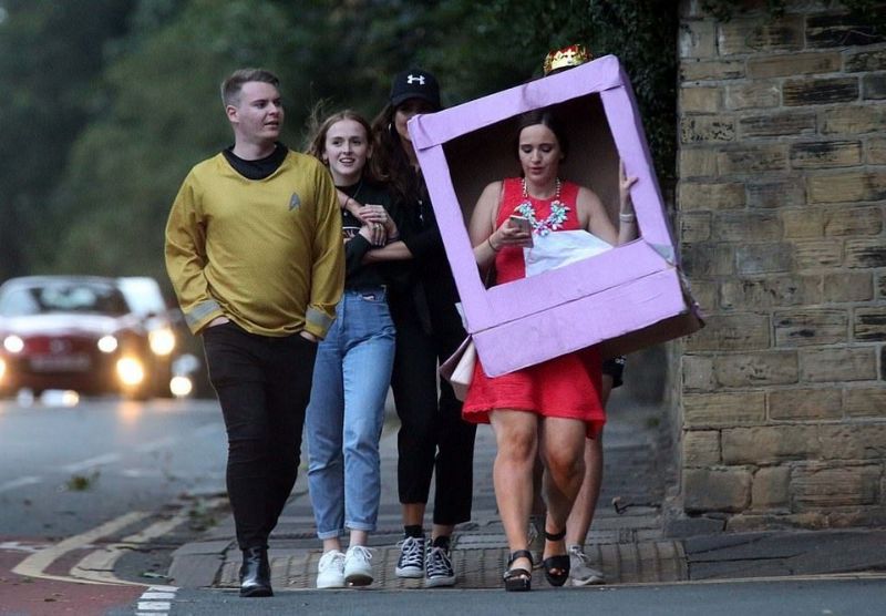 Британская молодежь пытается осилить алкомаршрут из 18 пабов