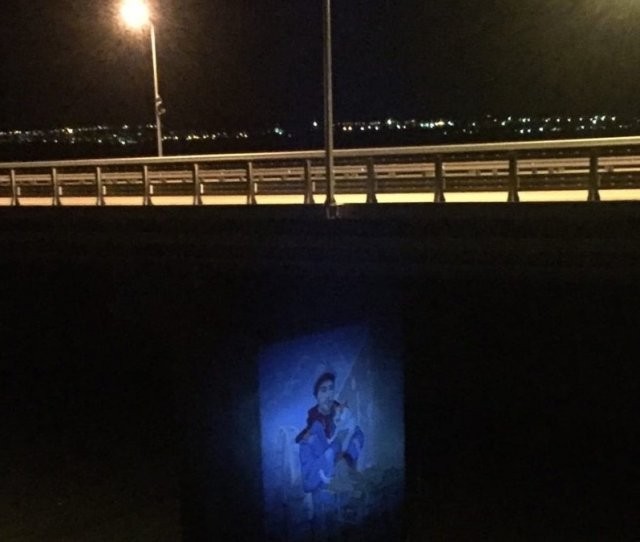 Крымский мост украсили огромным граффити