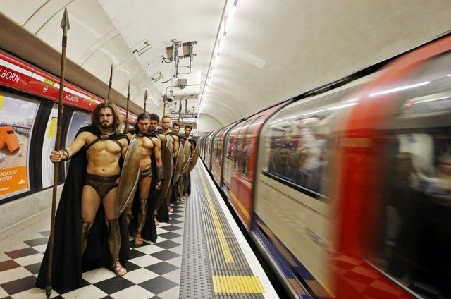 300 Спартанцев в Лондонском метро