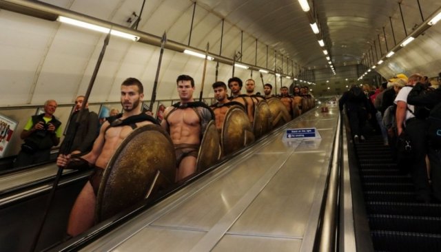 300 Спартанцев в Лондонском метро
