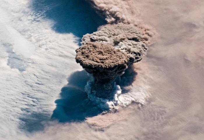 Извержения вулканов в 2019 году (15 фото)