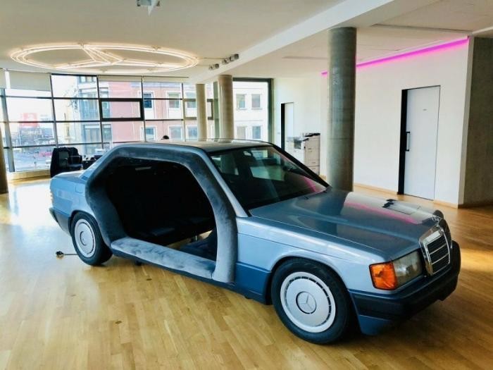 Mercedes из 80-х превратили в комнату для переговоров (4 фото)