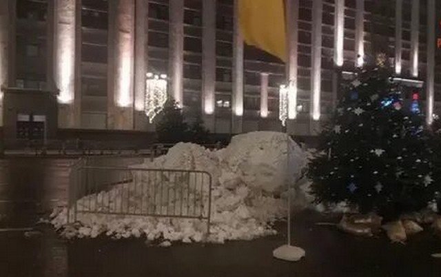 Москвичи в Новый Год выбросили на улицу снег (7 фото)